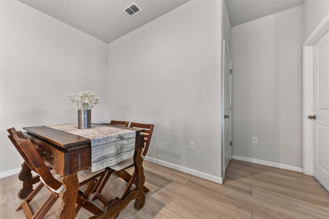 Photo 13 of 20: Dining Room
