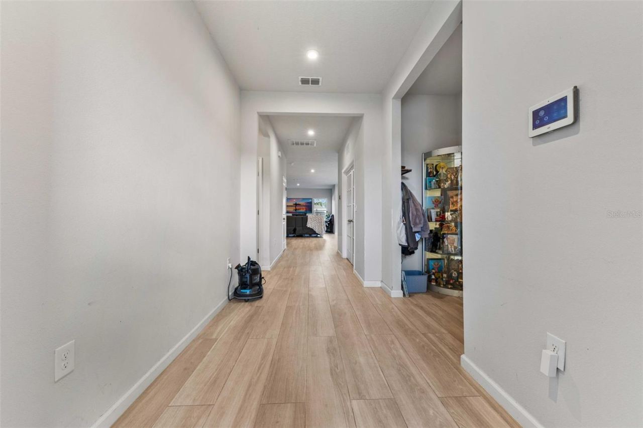 Photo 3 of 20: Foyer