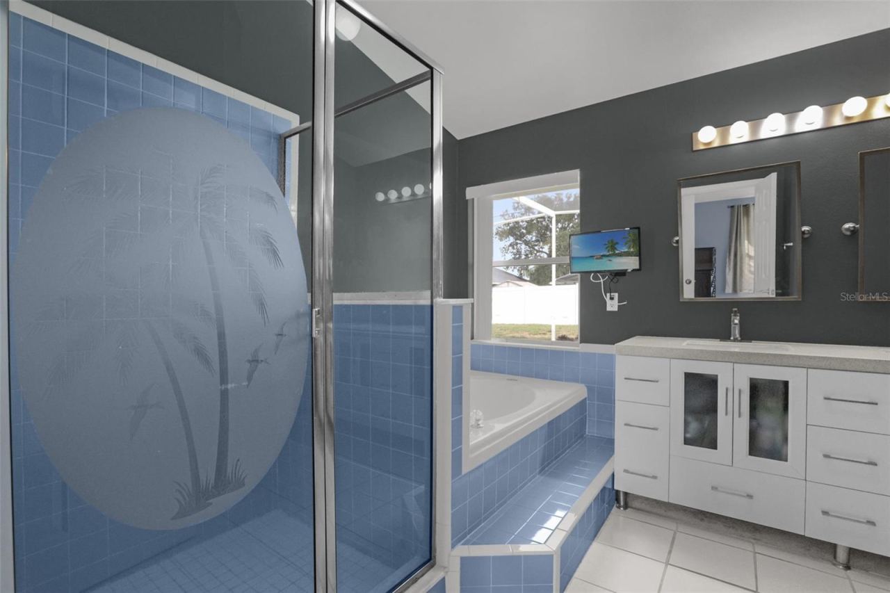 Photo 17 of 20: Shower & Tub