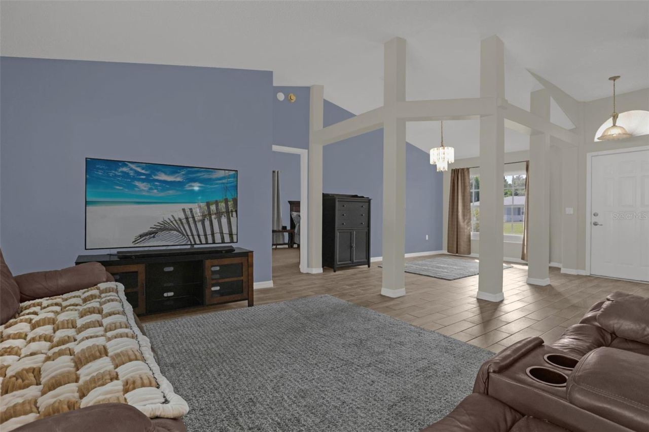 Photo 6 of 20: Living Area