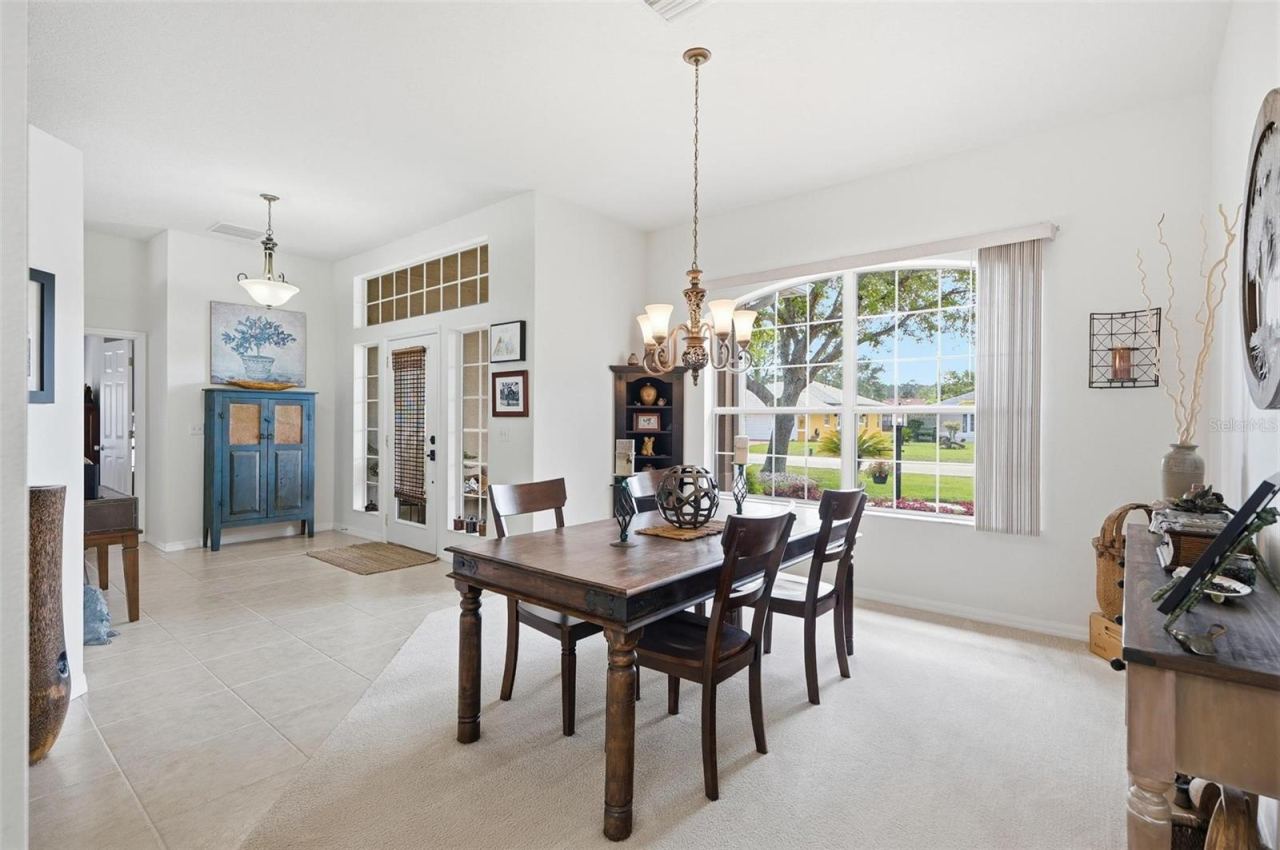 Photo 5 of 20: Dining area and Entry
