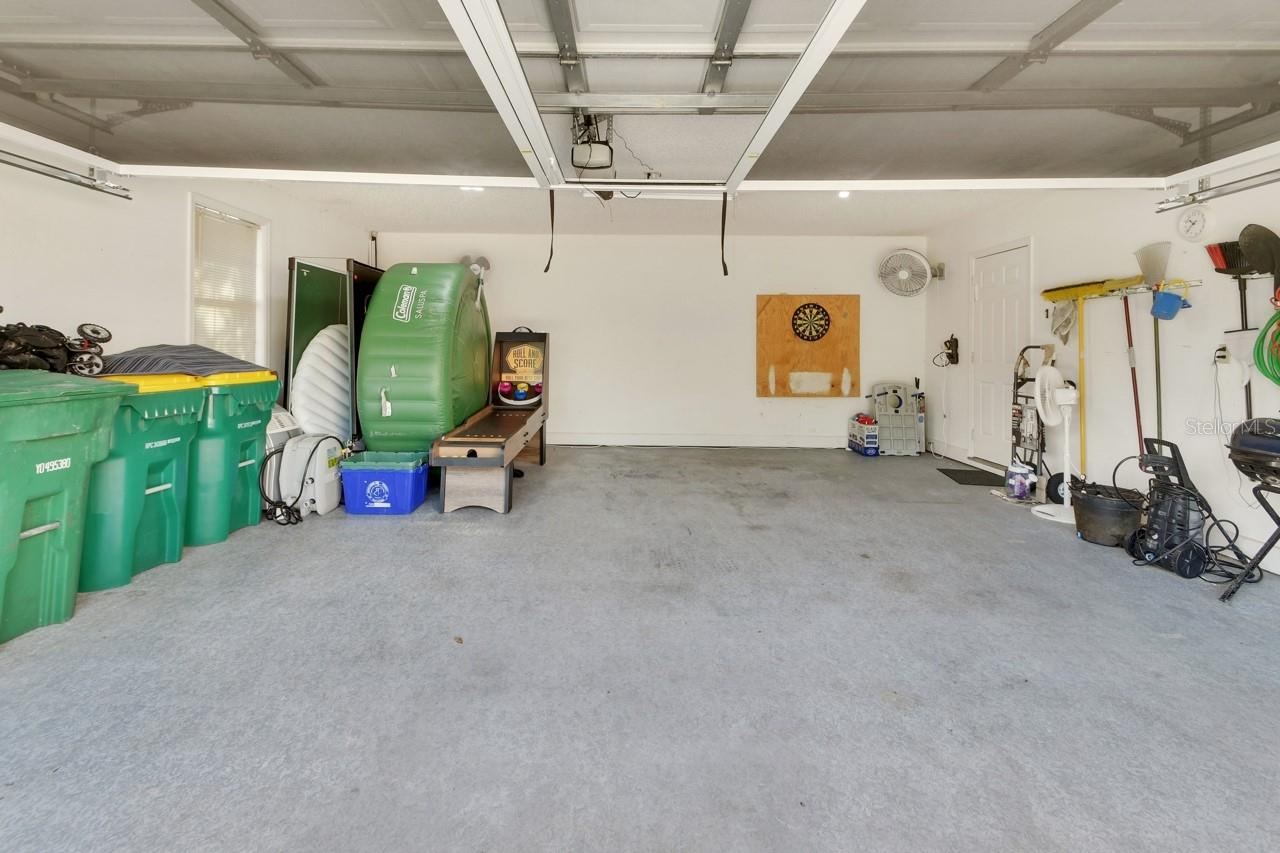 Photo 18 of 20: Garage