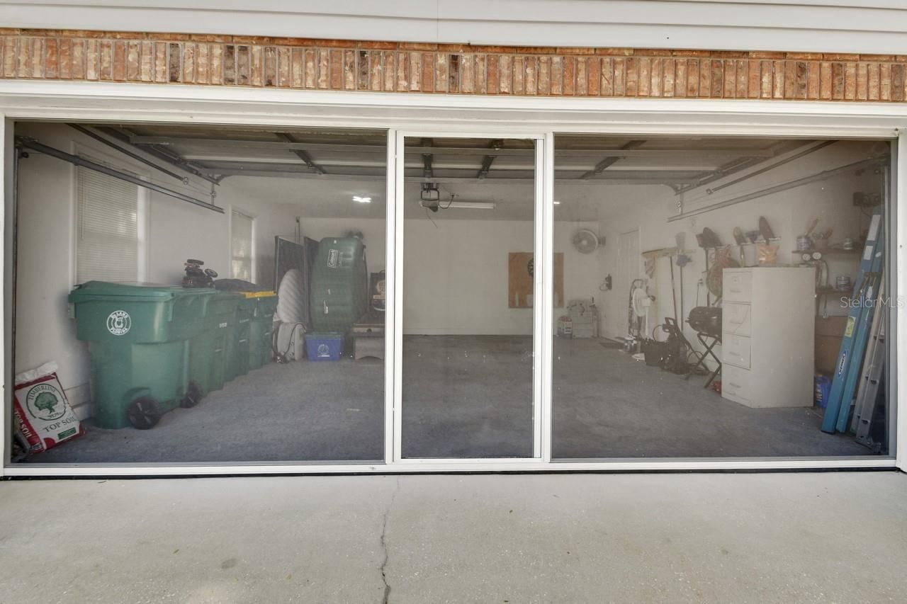 Photo 19 of 20: Garage with Screen