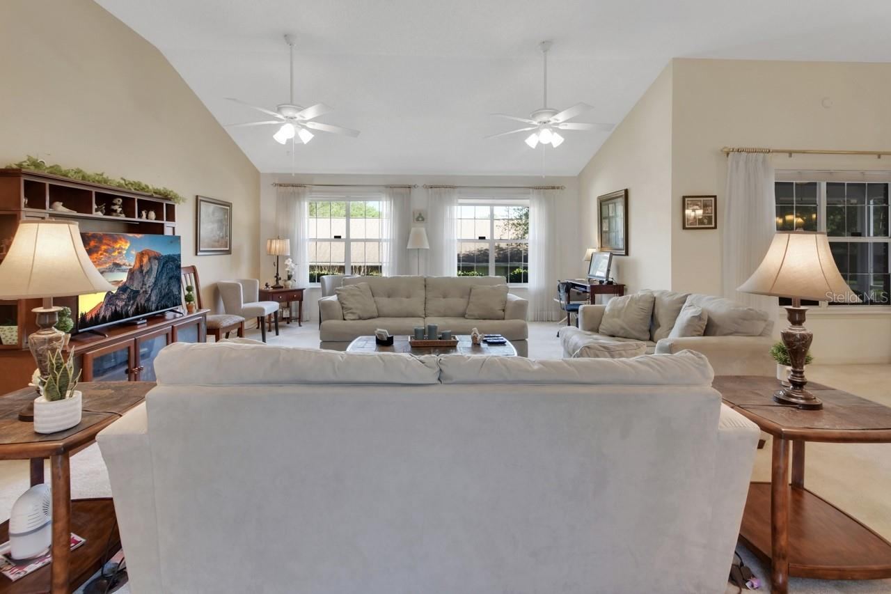 Photo 4 of 20: Living Room/Dining Room