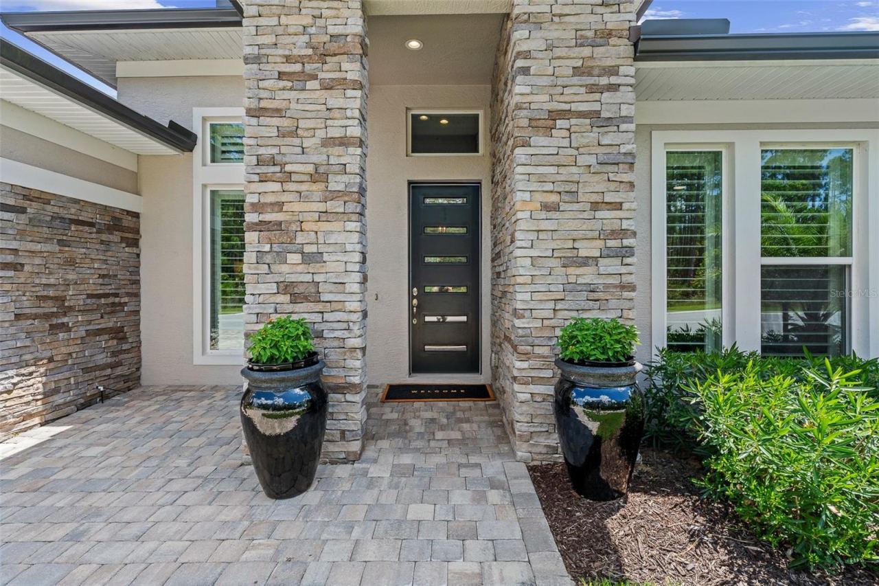 Photo 5 of 20: Front Entry
