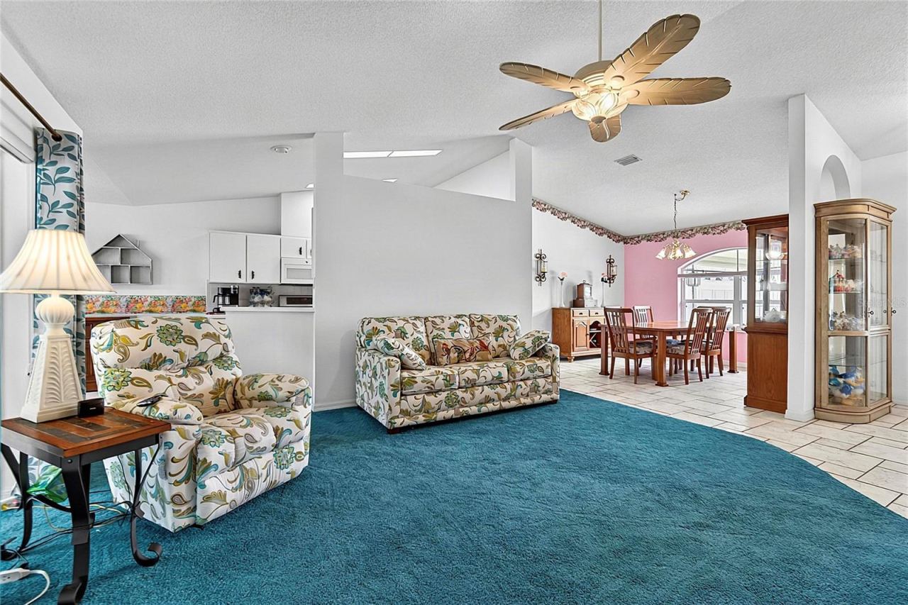 Photo 13 of 20: Family room