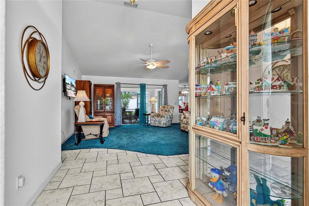 Photo 9 of 20: Front hall