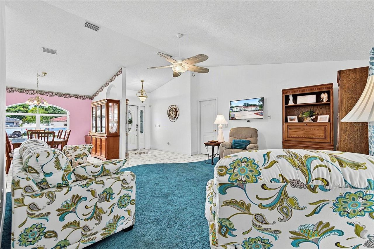 Photo 12 of 20: Family room
