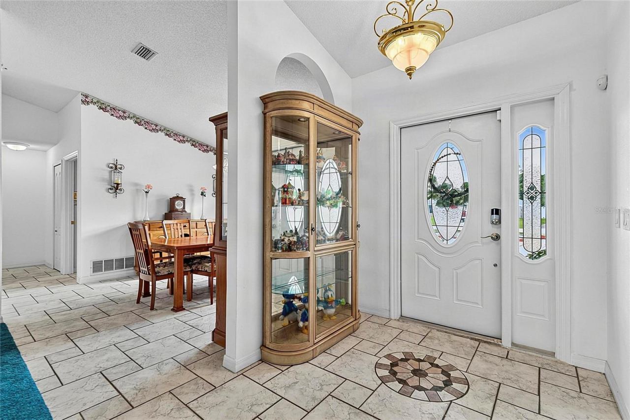 Photo 10 of 20: Front entryway