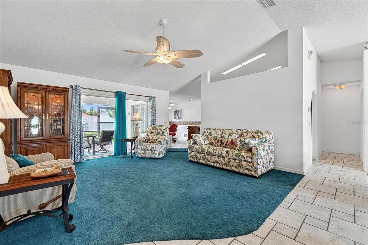 Photo 11 of 20: Family room