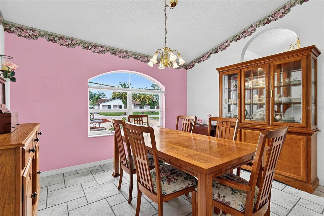 Photo 17 of 20: Dining room
