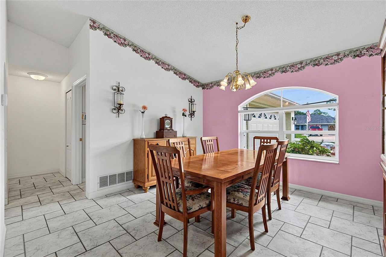 Photo 16 of 20: Dining room