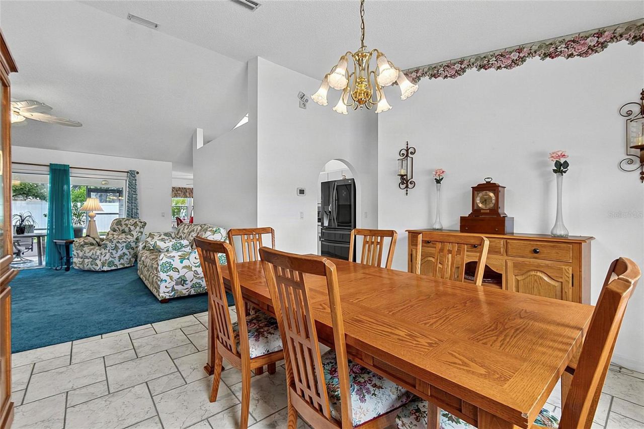 Photo 18 of 20: Dining room