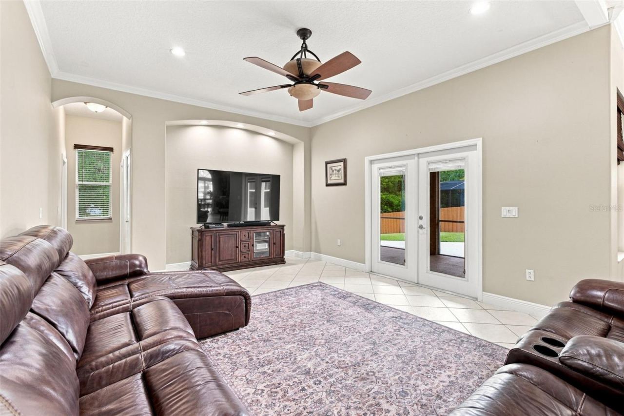 Photo 9 of 20: Family room