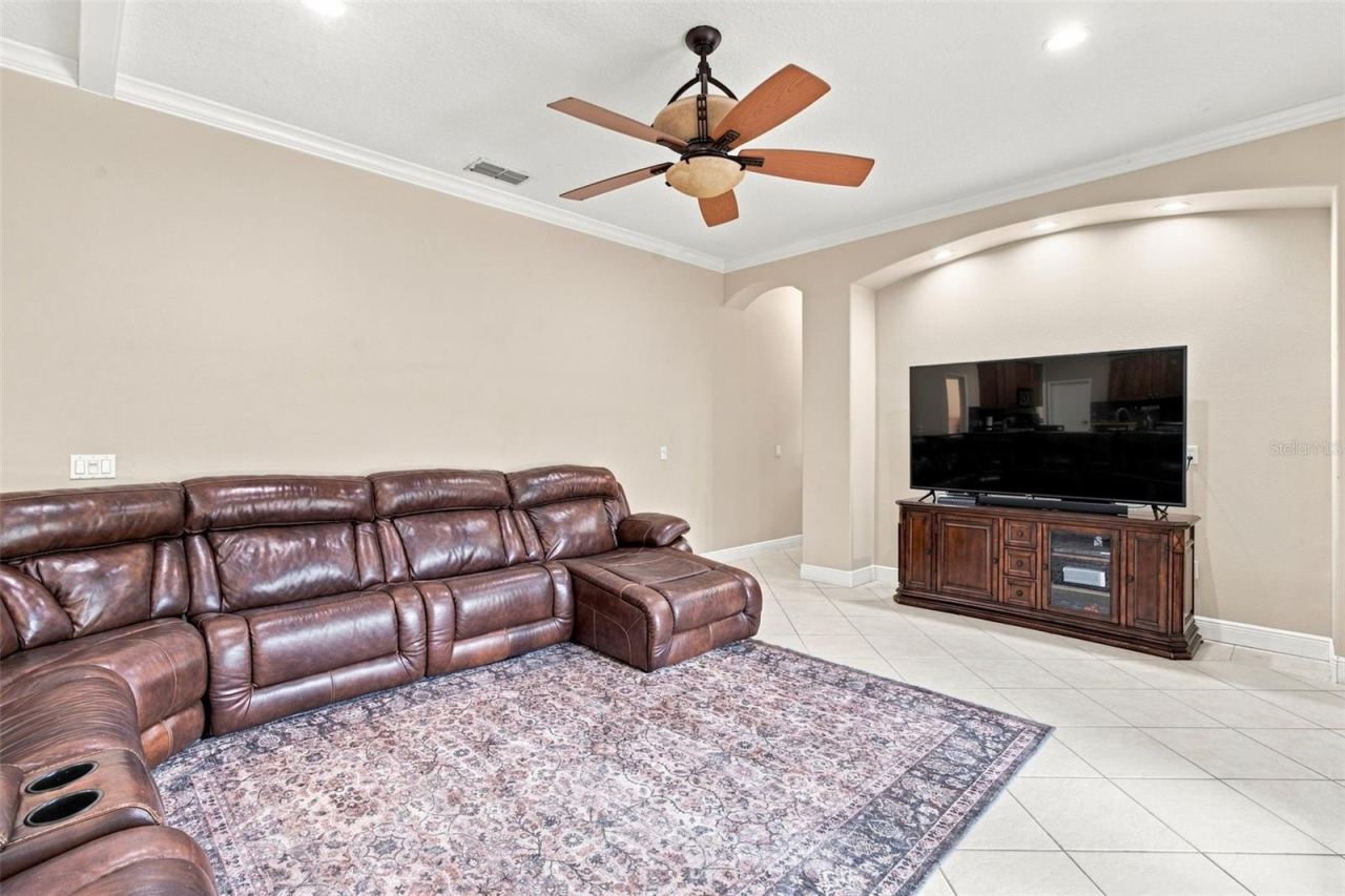 Photo 10 of 20: Family room