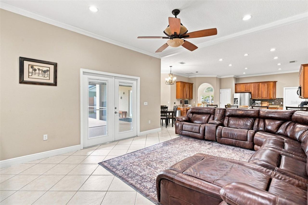 Photo 11 of 20: Family room
