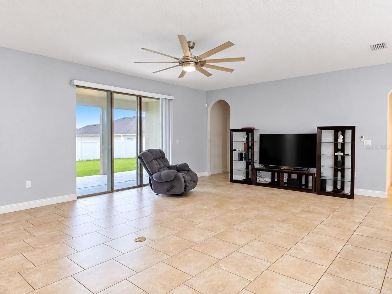 Photo 13 of 20: Family Room/Living Room