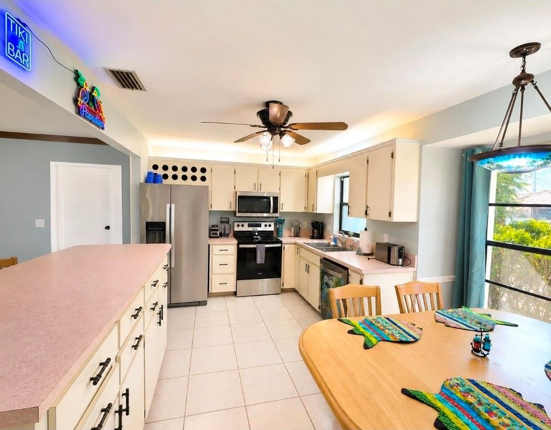 Photo 7 of 20: Full Kitchen