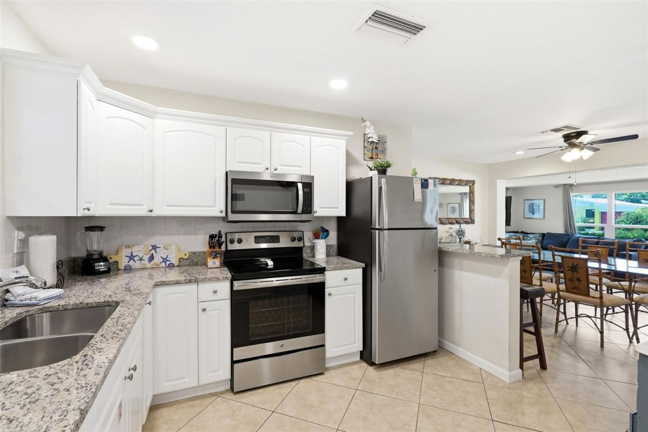 Photo 16 of 20: Kitchen with breakfast bar