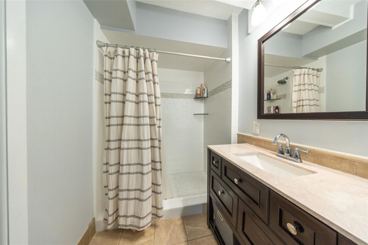 Photo 12 of 18: En suite shower