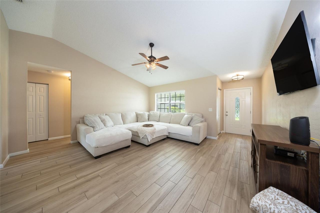 Photo 3 of 18: Spacious Living Room