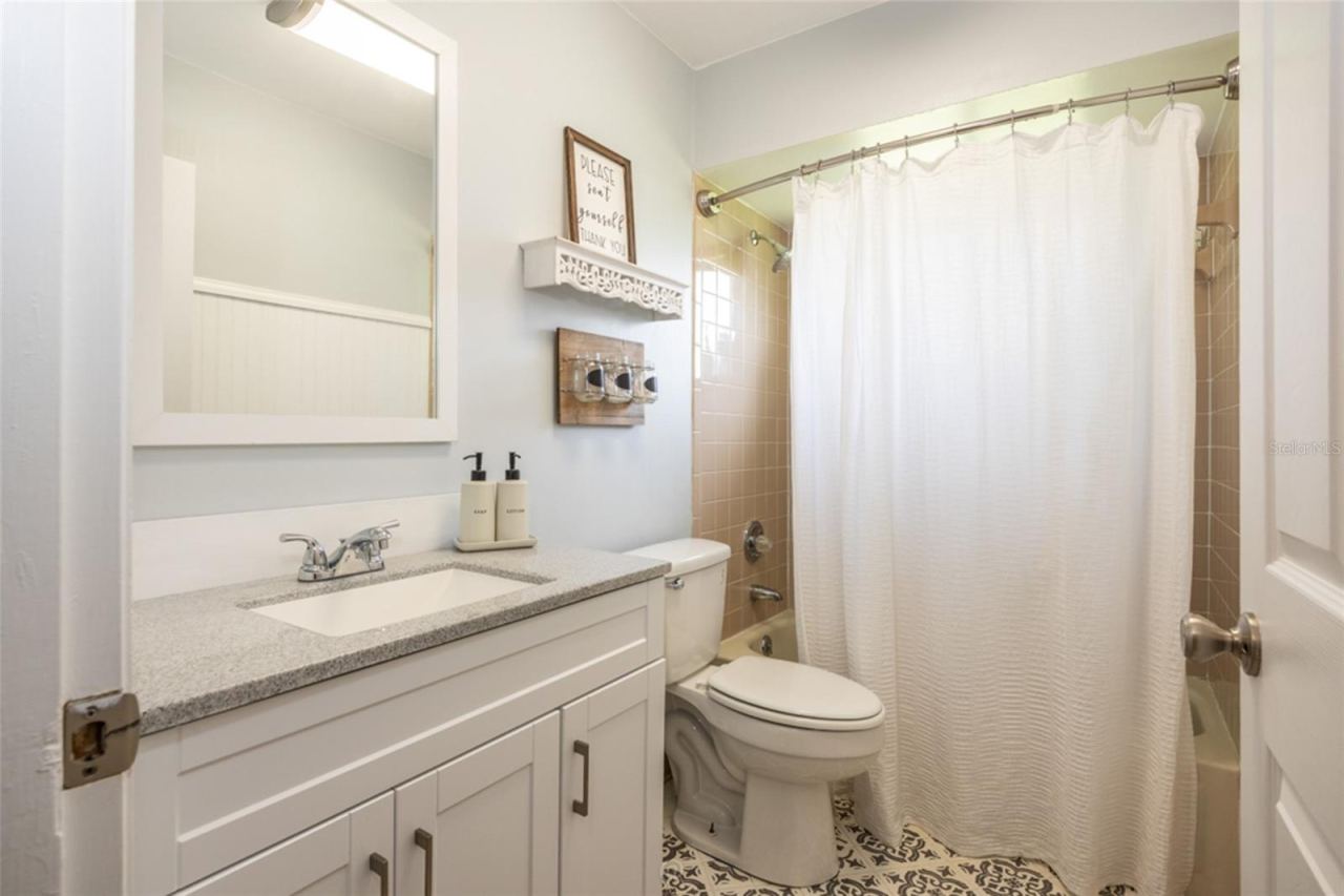 Photo 15 of 18: Guest bath