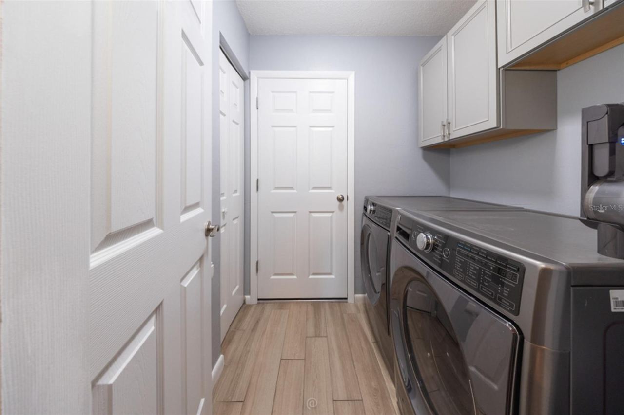 Photo 16 of 18: Laundry room