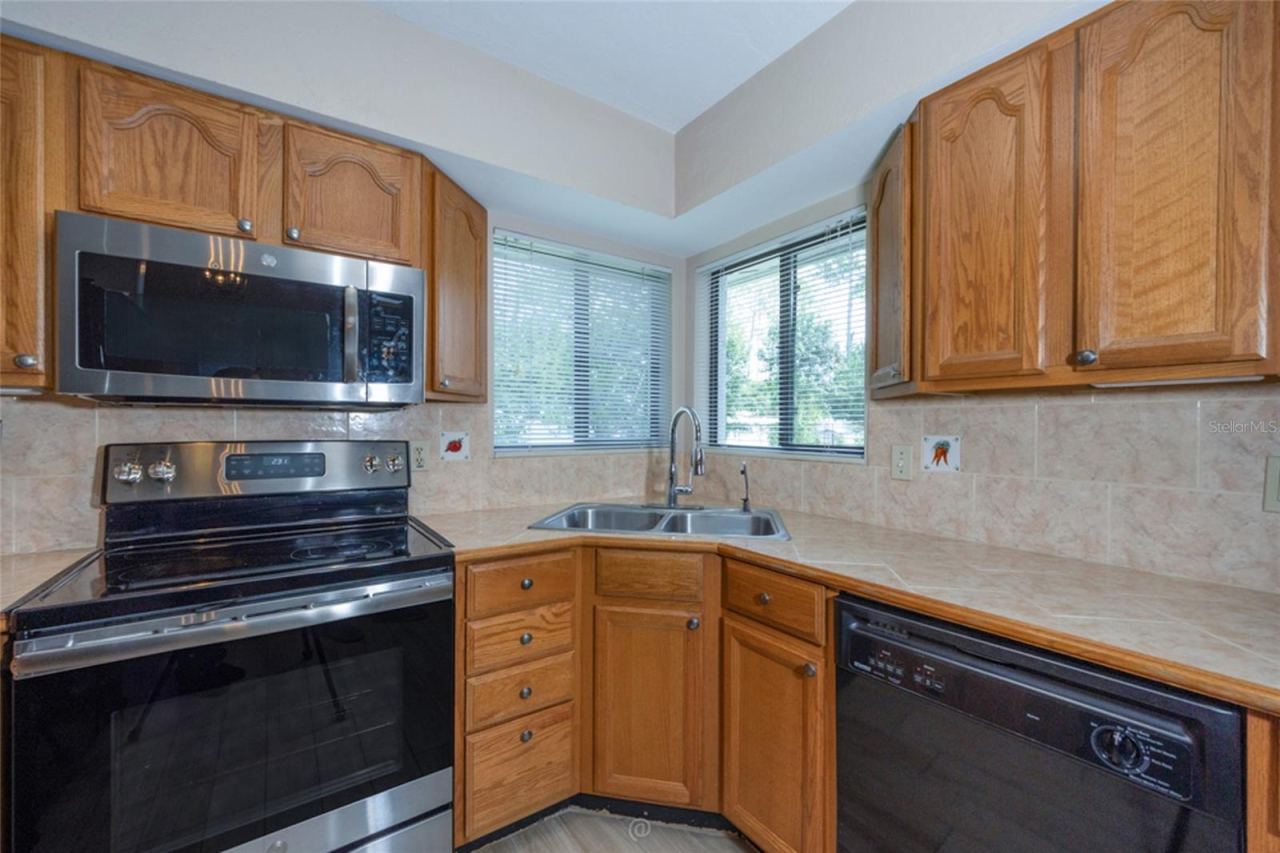 Photo 7 of 18: Lots of cabinet space