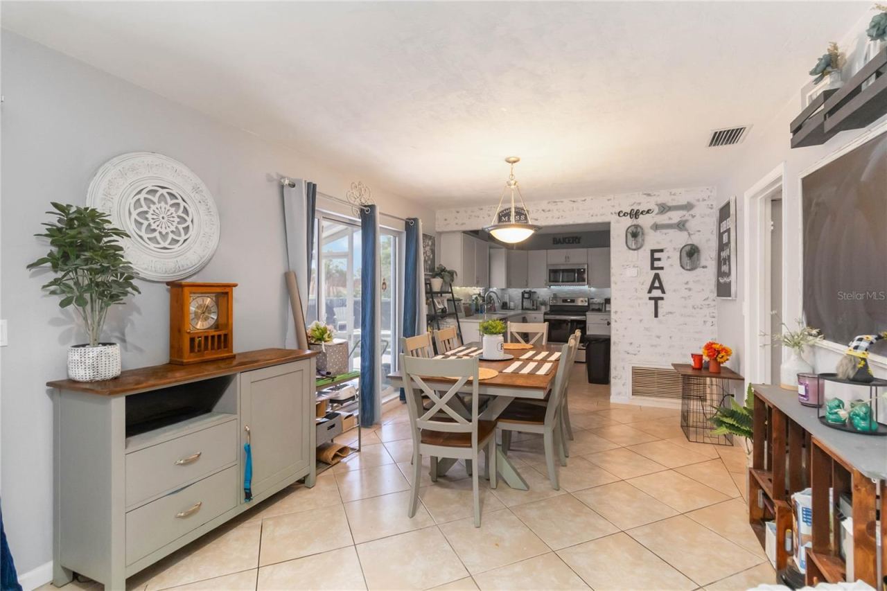 Photo 5 of 11: Dining Room/Kitchen