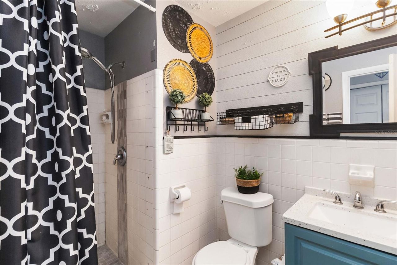 Photo 7 of 11: Primary Bathroom