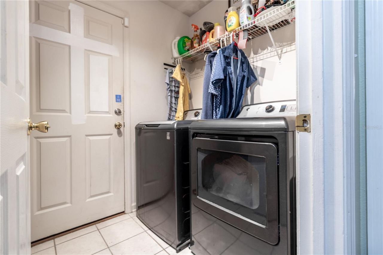 Photo 11 of 18: Laundry room