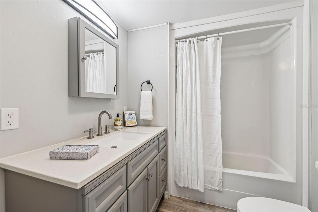 Photo 11 of 20: Hallway bathroom