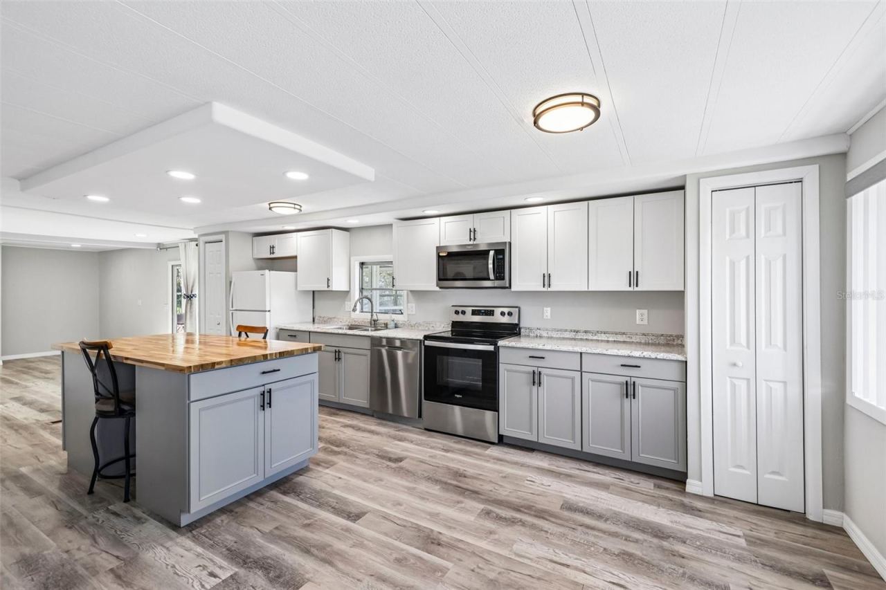 Photo 6 of 20: Dining room & Kitchen