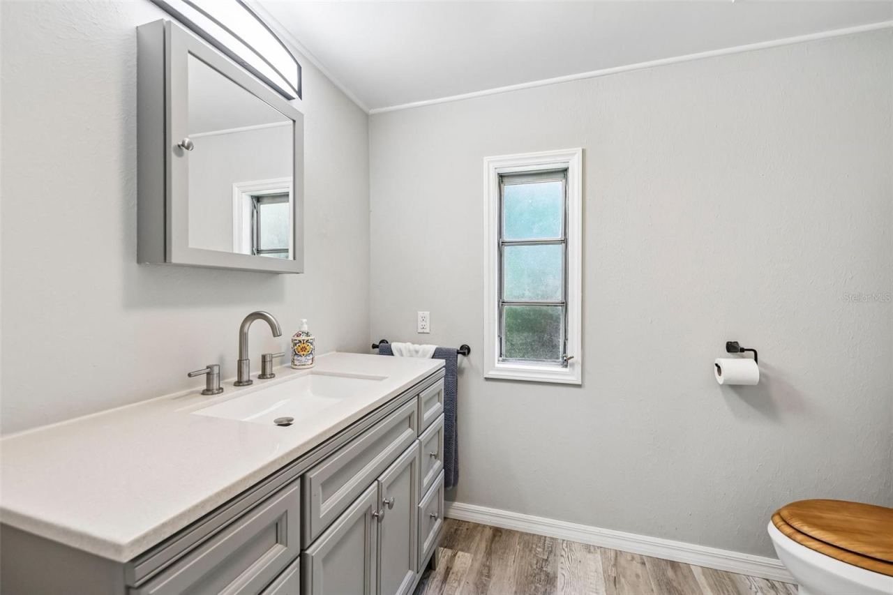 Photo 15 of 20: Main bathroom