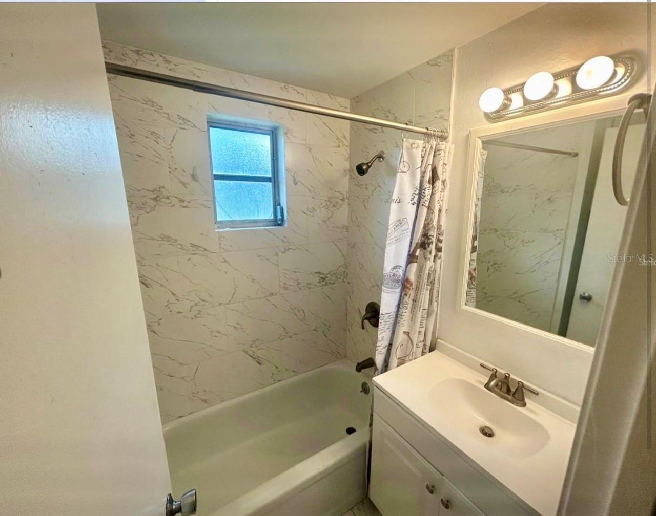 Photo 4 of 10: Bathroom