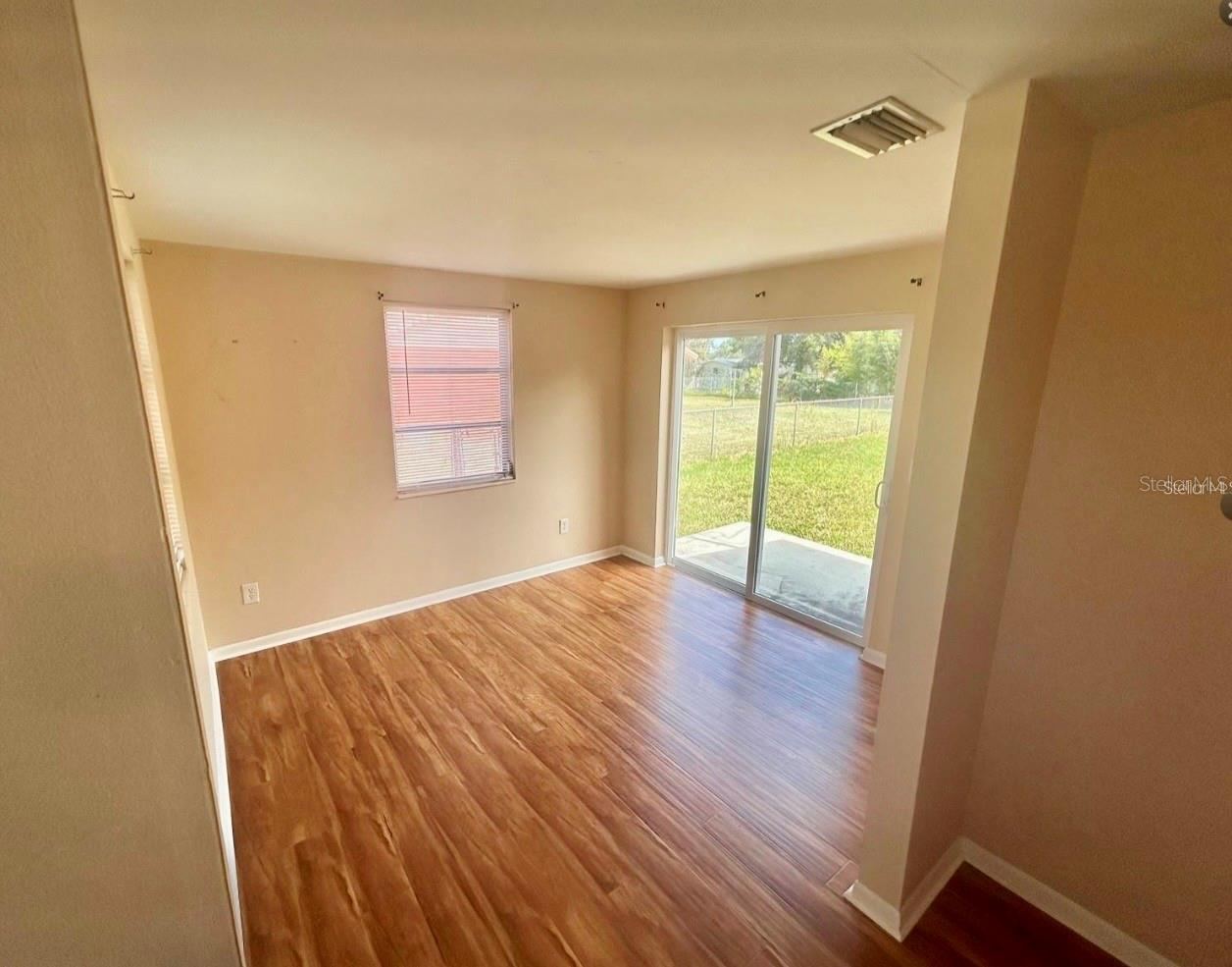 Photo 7 of 10: Dining Room