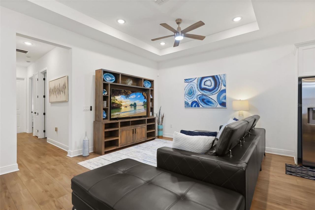 Photo 5 of 20: Open living room