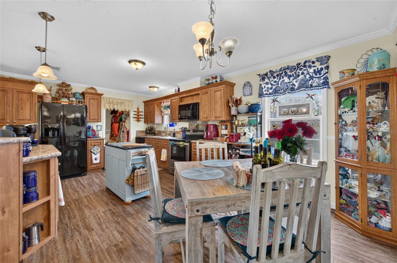 Photo 5 of 20: Spacious kitchen/dining area