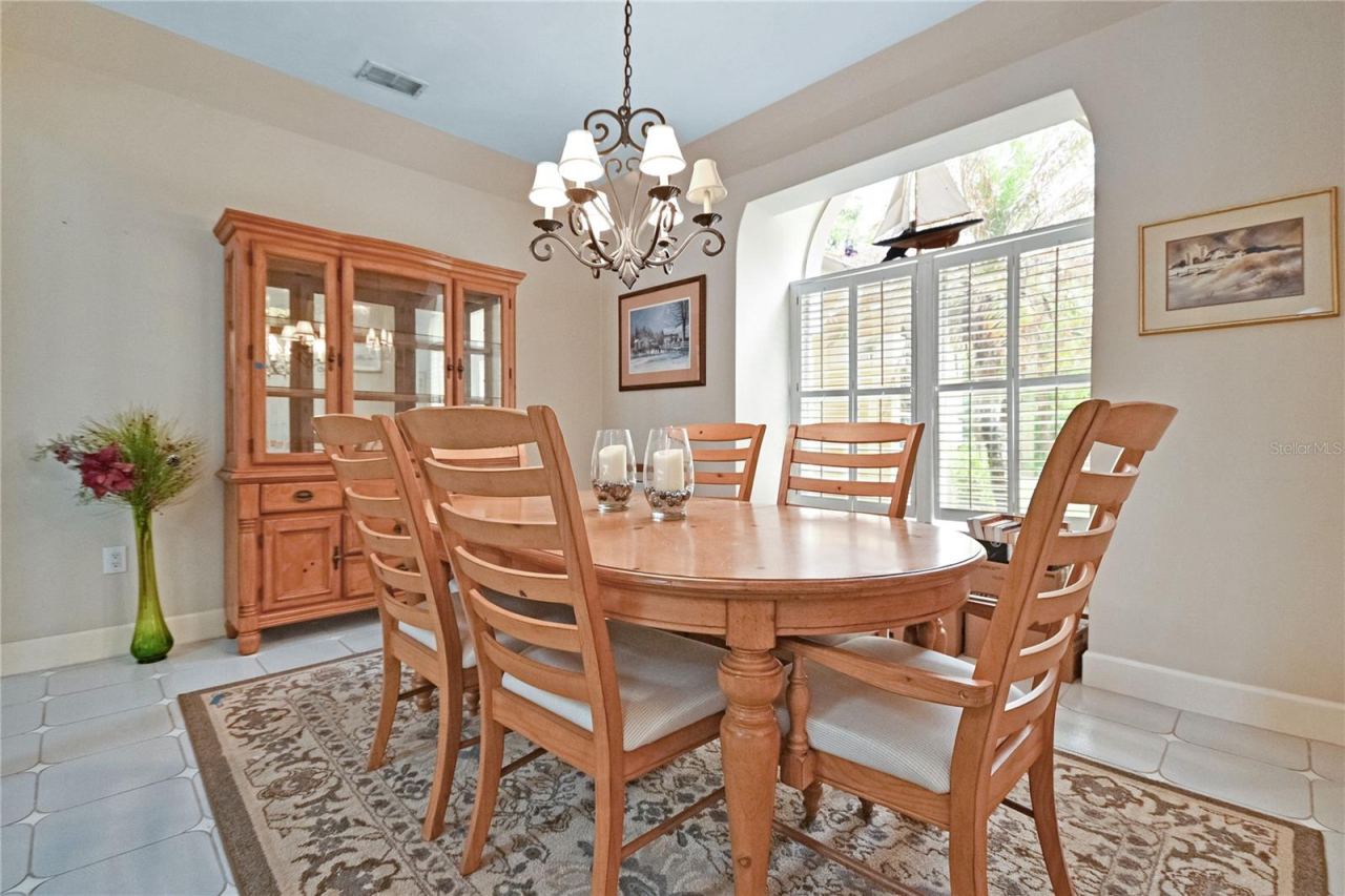 Photo 17 of 20: Dining Room