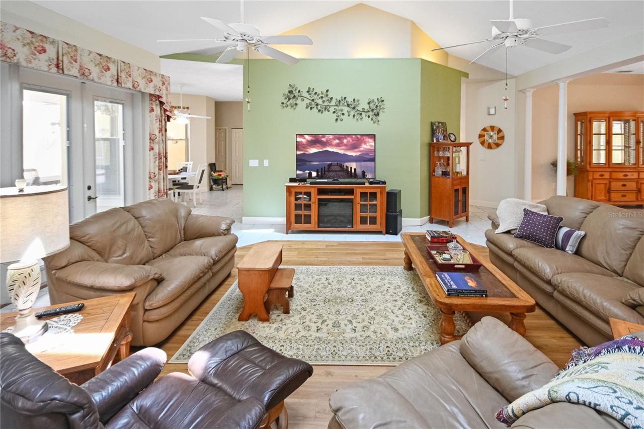 Photo 15 of 20: Split floor plan