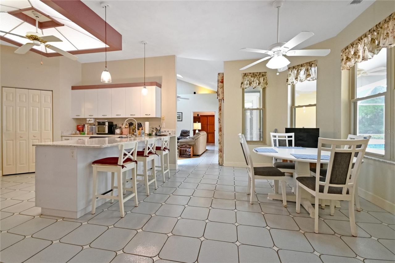 Photo 18 of 20: Large kitchen with breakfast nook