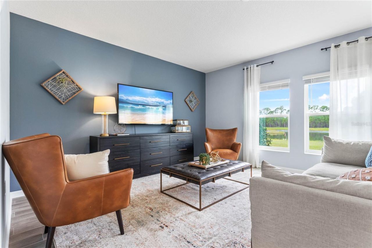 Photo 5 of 20: Family Room