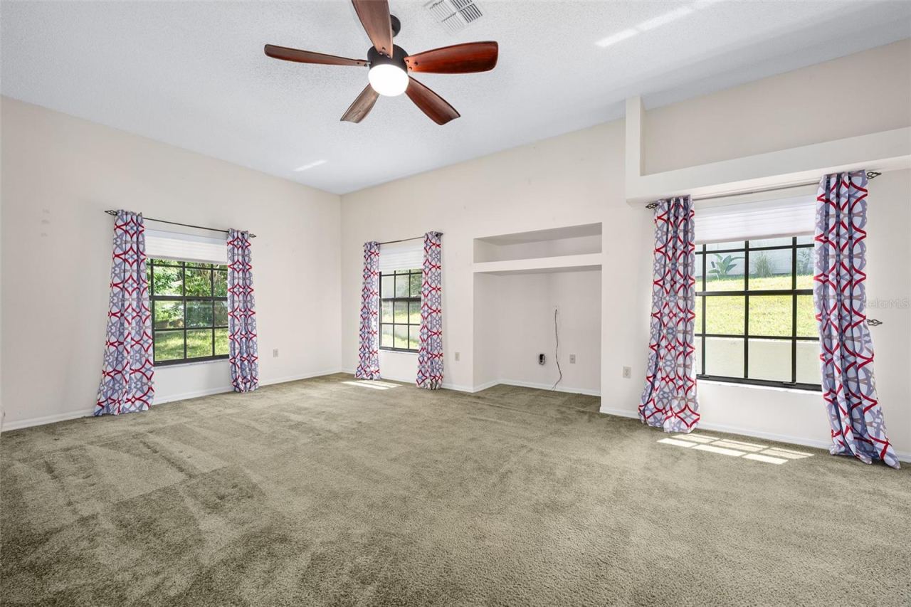 Photo 12 of 20: Open to large family room