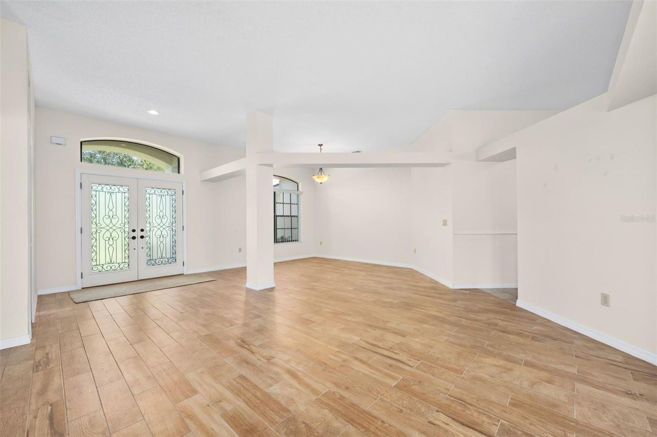 Photo 3 of 20: Living and Dining areas