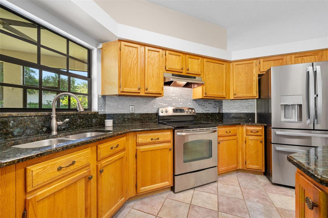 Photo 8 of 20: Pass thru from kitchen to lanai
