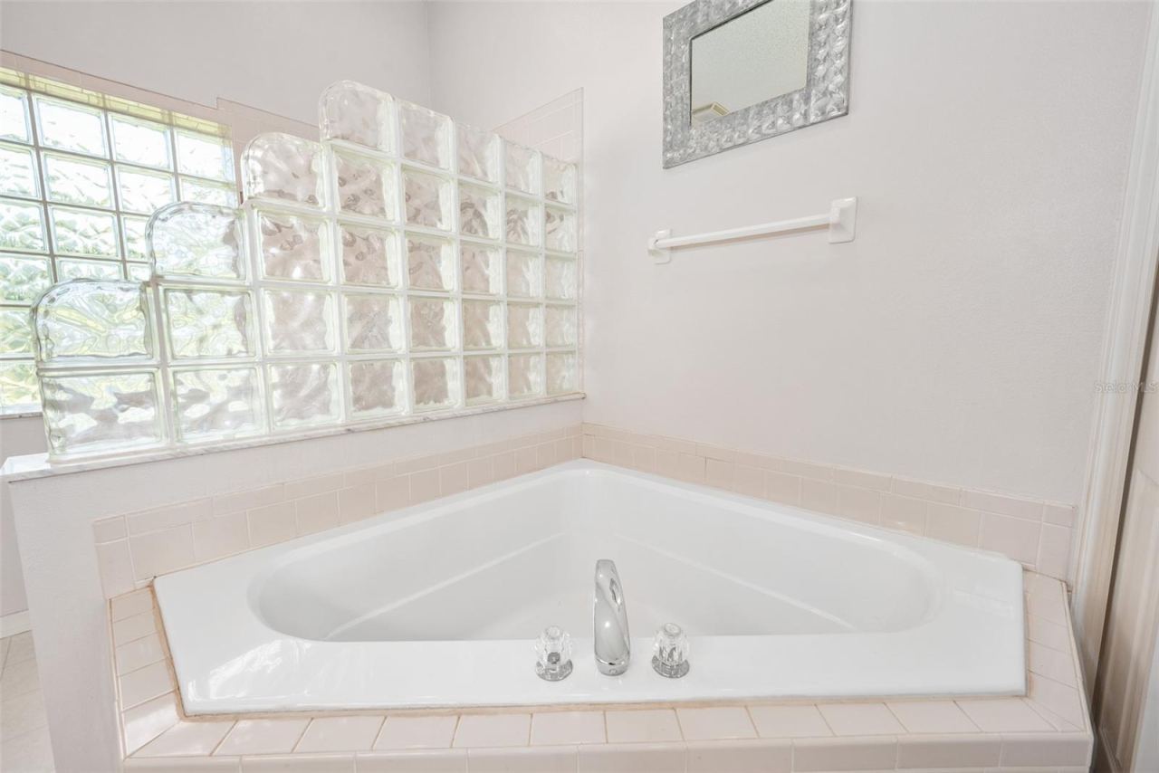 Photo 18 of 20: Large soaker tub