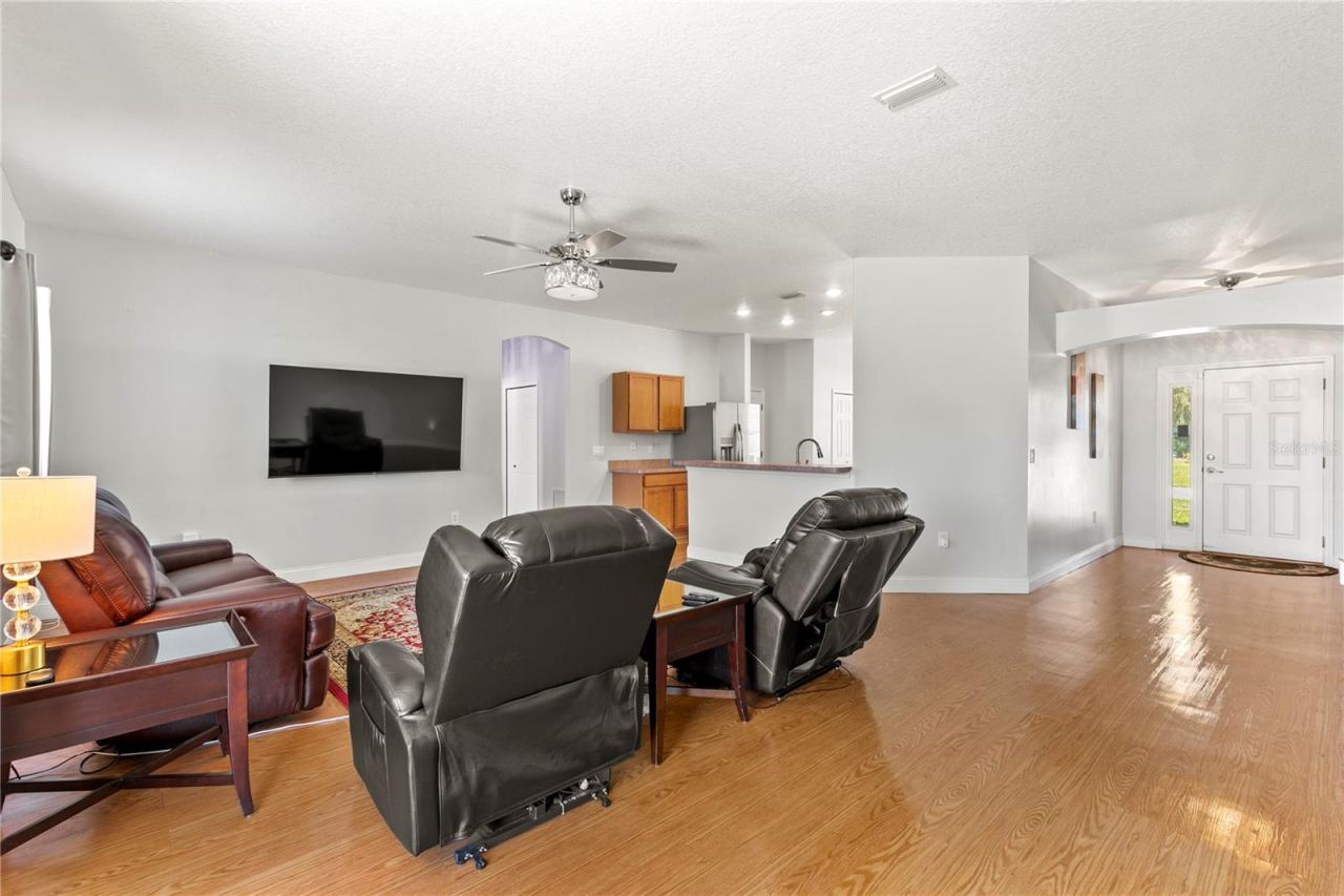 Photo 7 of 20: Family Room