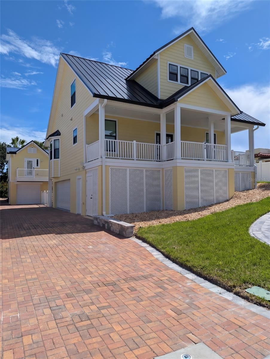 Photo 1 of 20: Main house with apartment house & additional 2 car garage in back