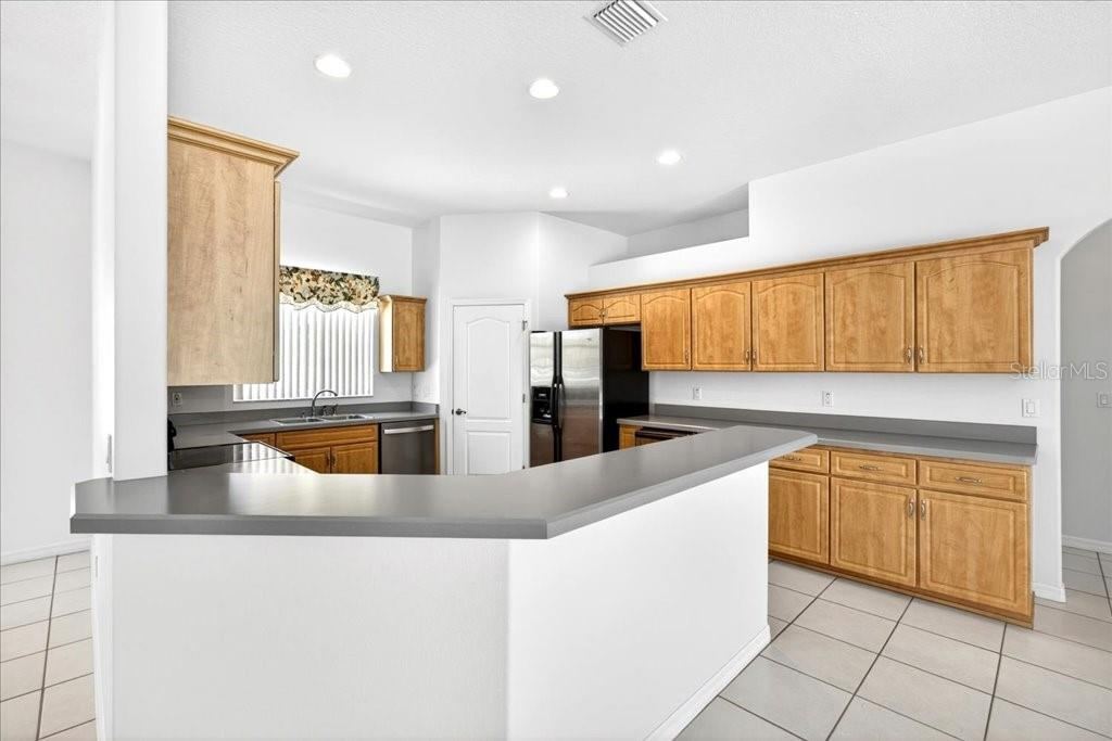 Photo 8 of 20: Large kitchen with ample cabinet & counter space!