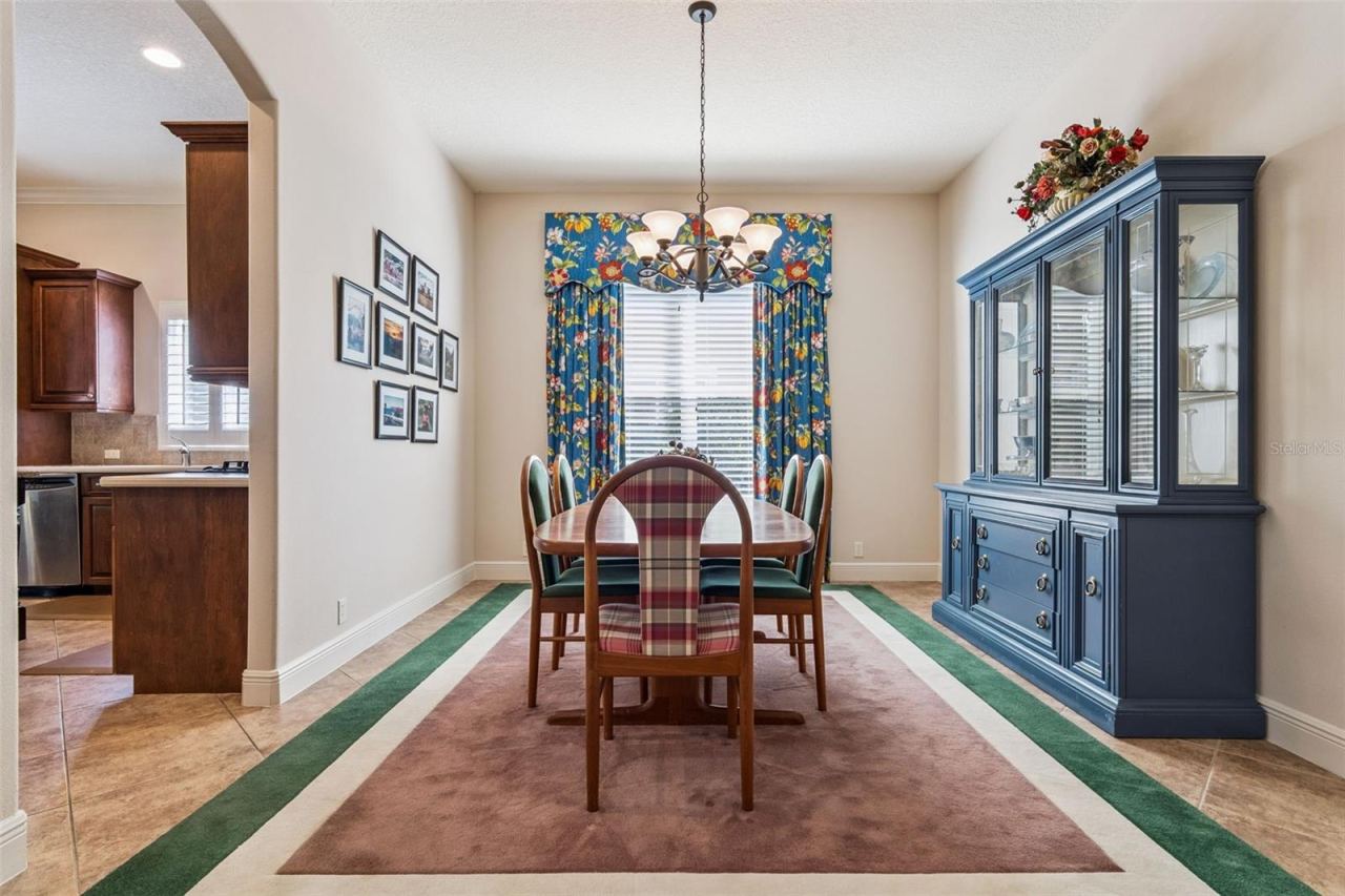Photo 17 of 20: 12' x 13'6" Dining Room